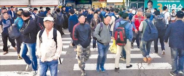 최저임금 인상의 짙은 그늘… 새벽 인력시장 한숨