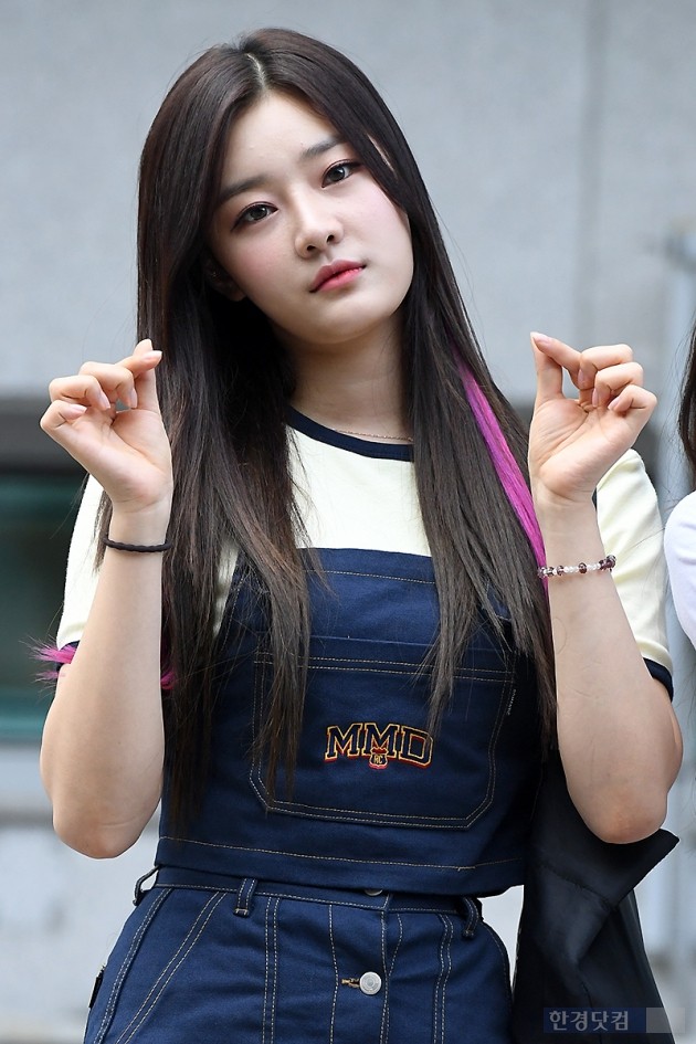 [포토] 이시안, 눈길 사로잡는 인형 미모 (프로듀스 48 출근길)