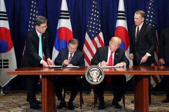文대통령, 트럼프와 한미 정상회담 후 FTA 서명식
