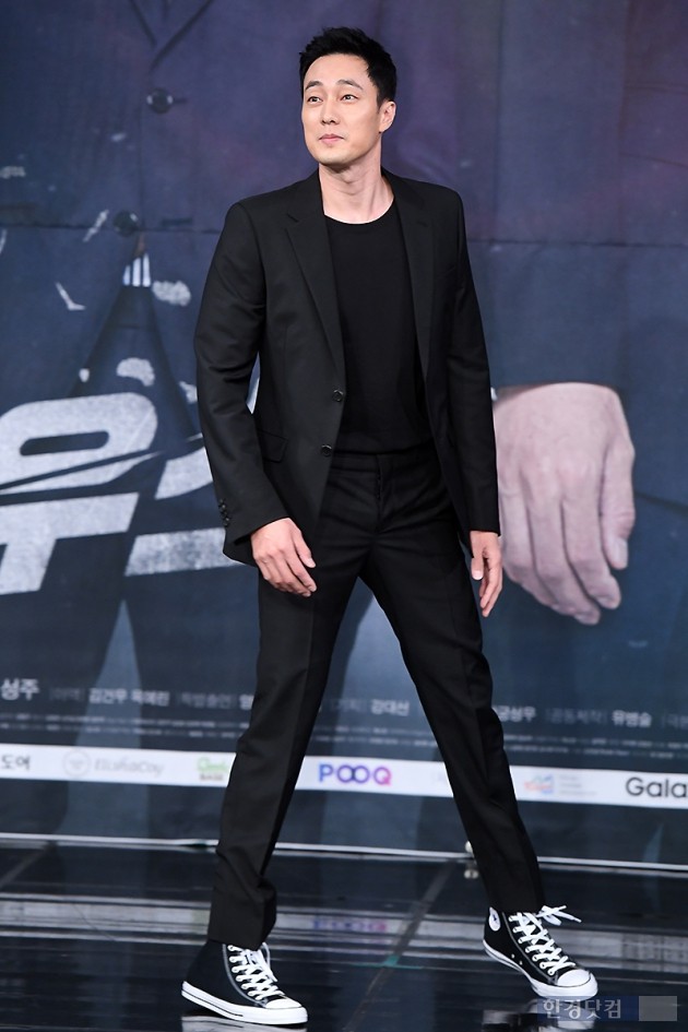 [포토] 소지섭, 블랙 슈트에 스니커즈 하나면 충분해