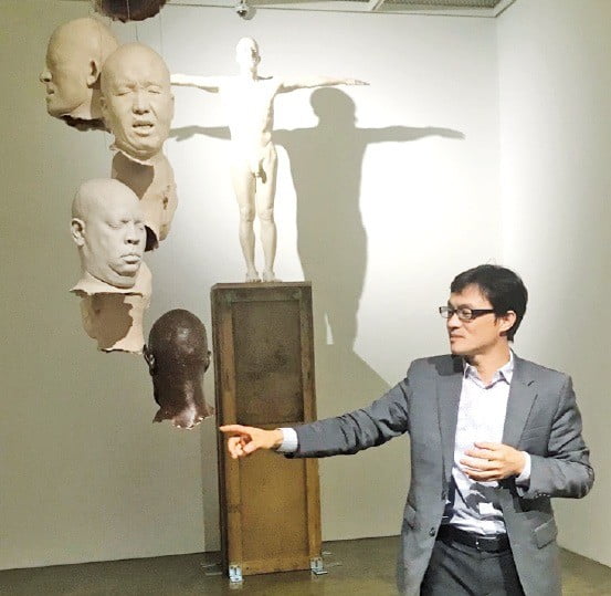 인종차별, 권력·자본의 불균형…엽기적 조형미술로 들춰냈죠