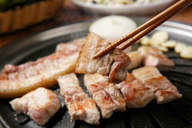 [와글와글] 수학여행 따라온 부모 우리 애는 흑돼지 같은 거 못 먹어요