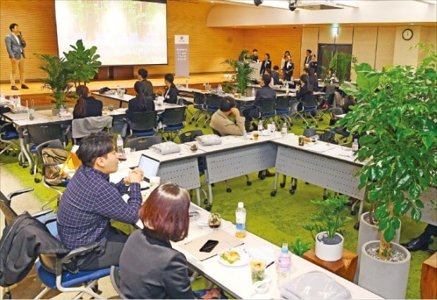 정원처럼 꾸민 힐링카페, 인사 담당자가 1 대 1 상담…달라진 면접장