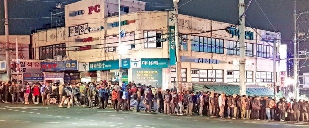 준비 못한 5060, 인력시장에 꾸역꾸역…한 달 절반은 공쳐요