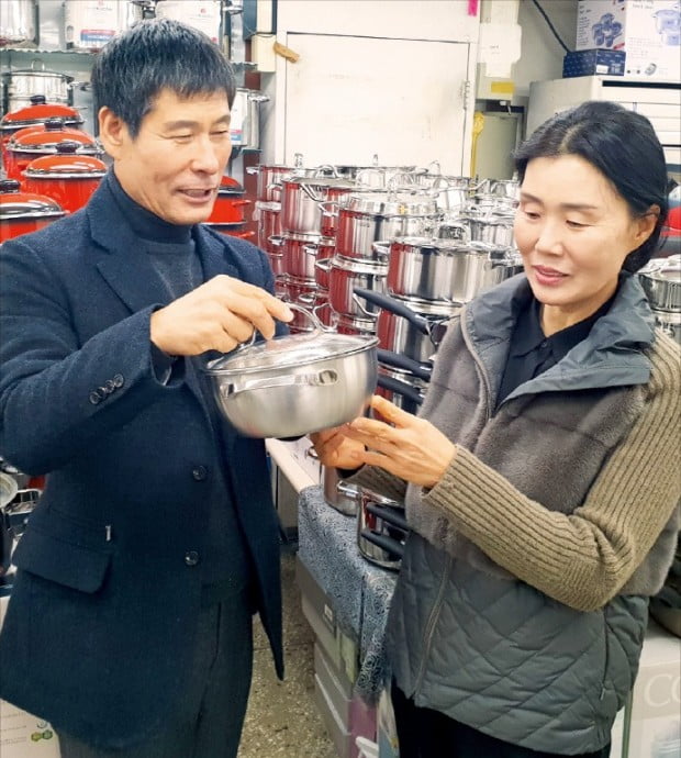 박종업 성남보물창고 대표, 3만종 생활용품 빼곡…단골 늘려가는 중형마트 강자