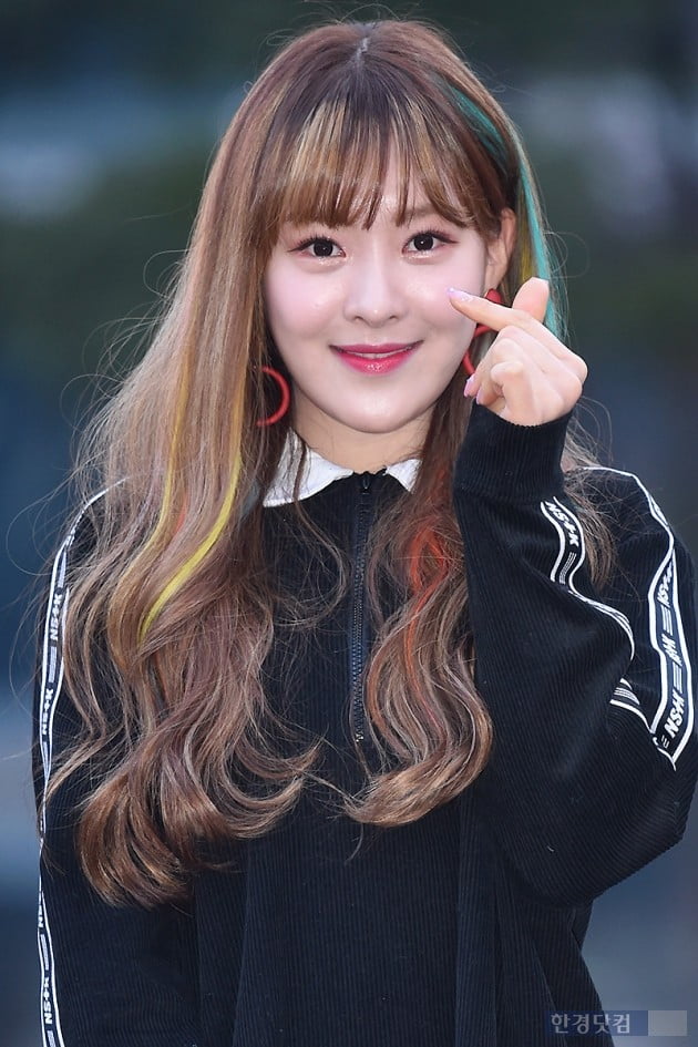 [포토] 네온펀치 백아, 사랑스럽게 하트~