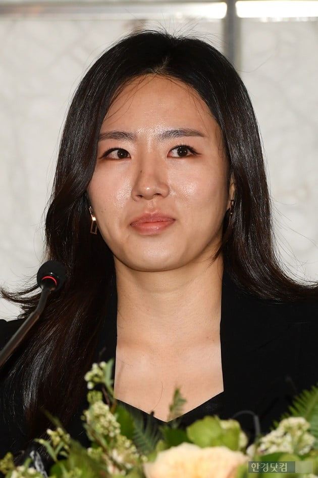 [포토] 이상화, 은퇴식서 붉어진 눈시울