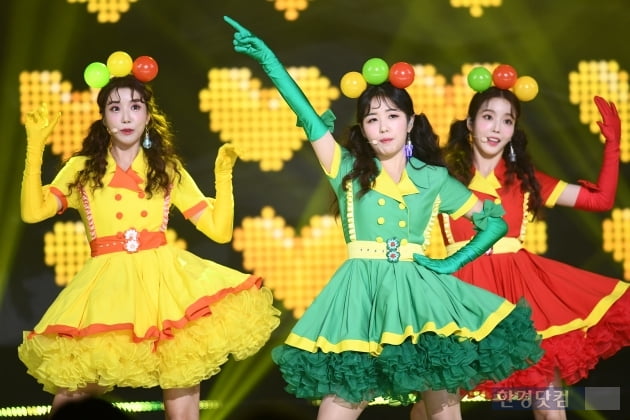 [포토] 비너스, 화려한 신호등 패션