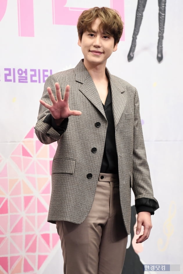[포토] 규현, 부드러운 손인사~