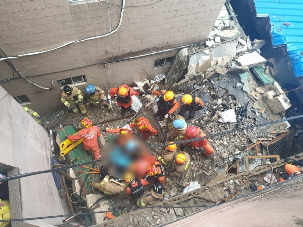 '태풍 타파 영향' 부산 건물 붕괴, 70대 여성 사망