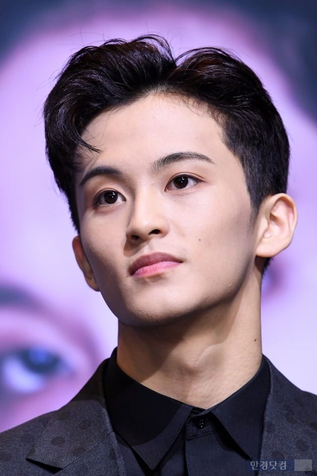 [포토] 슈퍼엠 마크, 소녀팬 사로잡는 비주얼