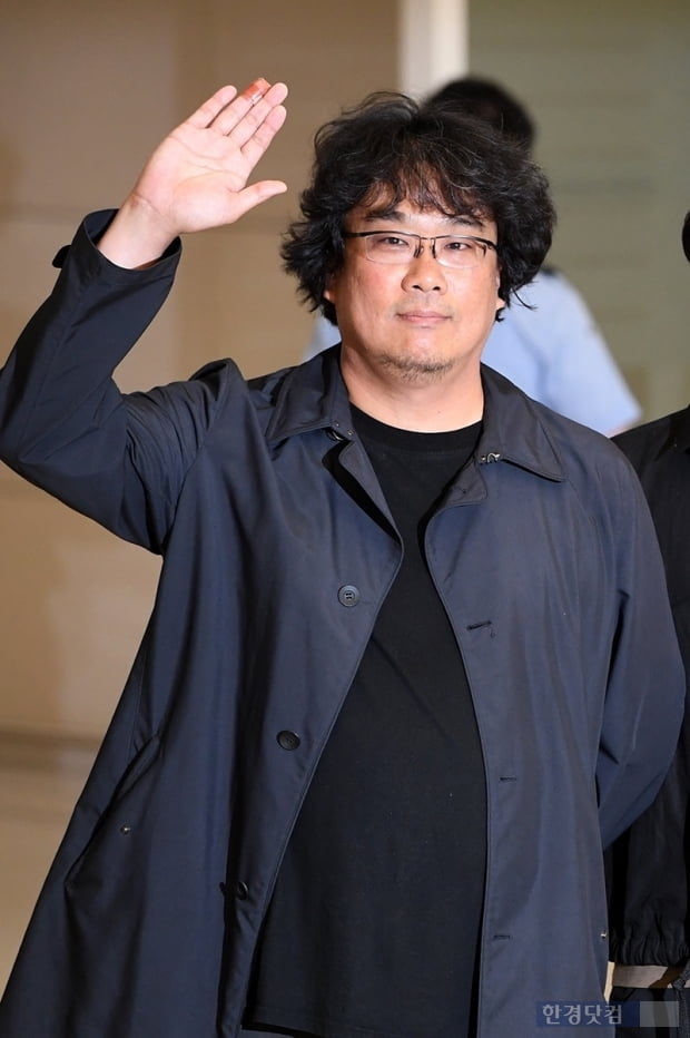 봉준호 감독 이춘재 얼굴 봤다…경찰에 박수를