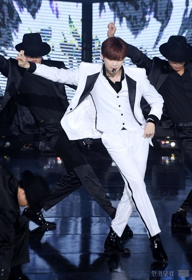 [포토] 강다니엘, 마이클잭슨 느낌