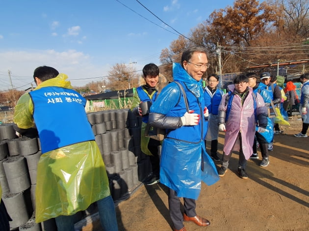 누리텔레콤, 에너지취약계층 연탄후원에 구슬땀