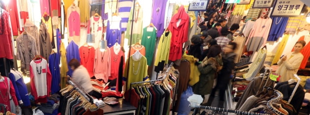 동대문 옷시장 50년 거래관행 바꾼 신상마켓