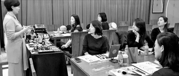 생일마다 욜로비…미혼 복지 늘리는 은행들