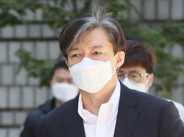 [속보] 조국, 재판 출석…지치지 않고 싸우겠다