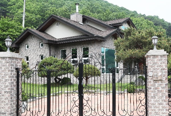 위안부 쉼터서 일본 과자 먹은 윤미향…이중적 vs 트집 잡기