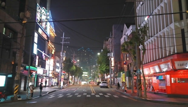 이젠 헌팅포차·클럽·노래방 갈때 QR코드 찍어야