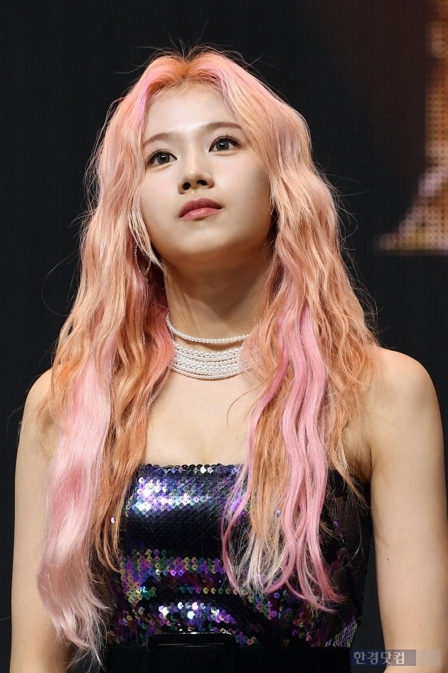 뉴키드 휘부터 트와이스 사나까지 투톤헤어 스타일로 주목받는 스타들