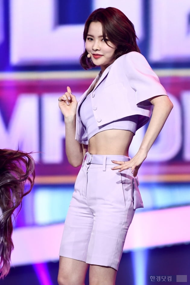 [포토] 위키미키 리나, 잘록한 허리라인 뽐내며~
