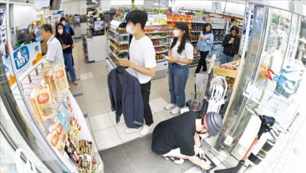 킥보드 충전·셔츠세탁…난 편의점에서 다한다