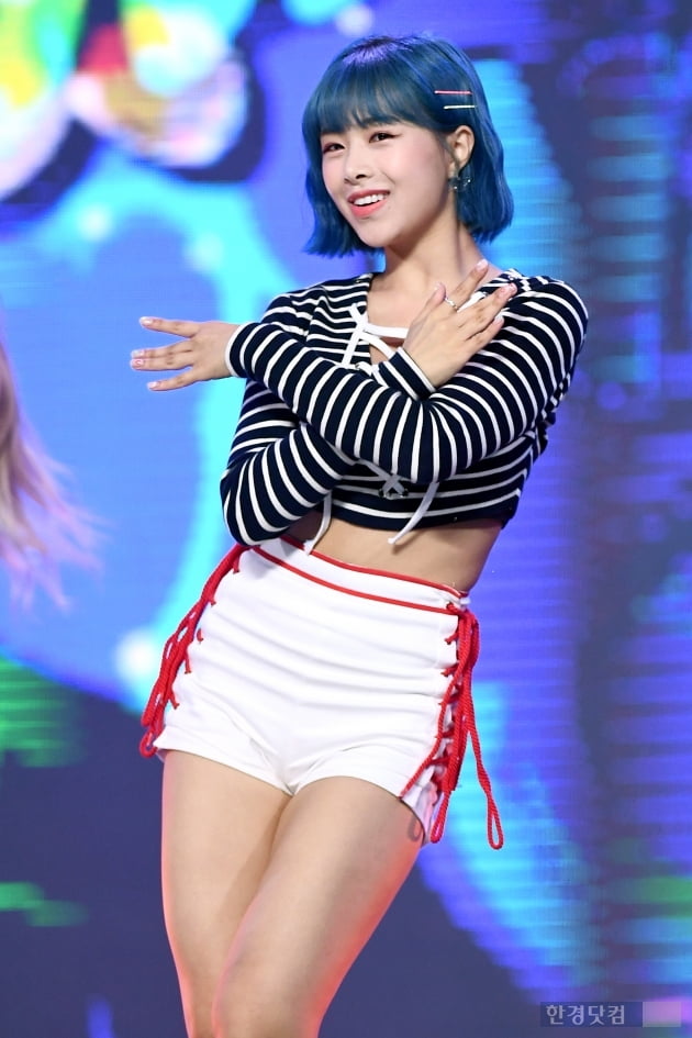 [포토] 에이프릴 채원, 깜찍함 가득 담은 미소~