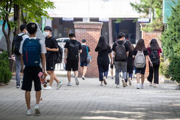 오늘부터 수도권 학교 원격수업 돌입…수능 앞둔 고3만 등교
