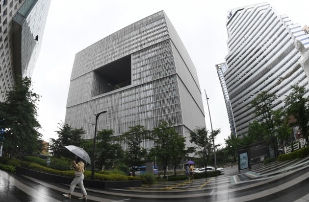 안전지대가 없다…아모레 본사·이마트 창동점 셧다운