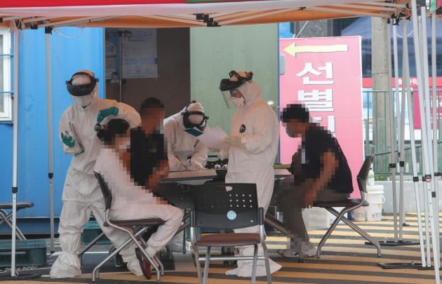 [속보] bhc치킨 성남 신흥수진역점 직원 7명 중 6명 확진