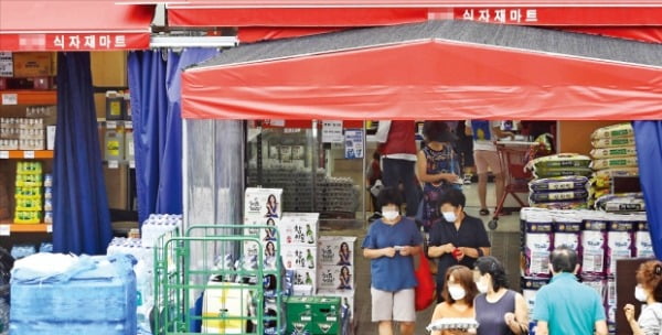 대형마트 묶었더니…전통시장 부활 대신 식자재마트가 웃었다