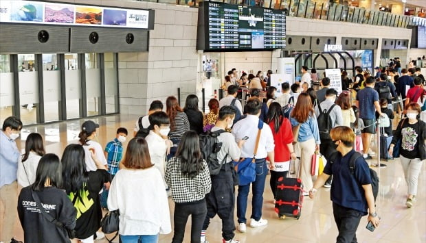 [포토] 거리두기 대신 여행가는 사람들