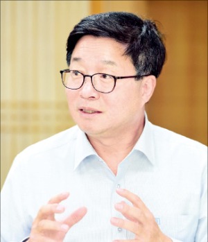 청사초롱 따라 행궁길 밤산책…오래 머무르는 수원 만들겠다