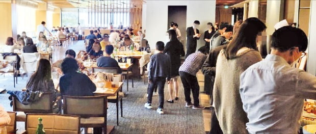 뷔페·고깃집 북적…참았던 외식 소비 터졌다