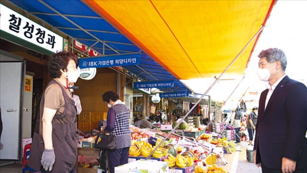 다양한 사회공헌 활동…새 간판 달아주고, 노후 상권 정비