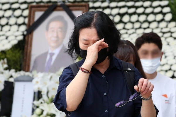 고소인이 무릎에 호 해달라 요청 측근들 박원순 성추행 부인