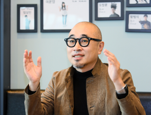 [단독] 우아한형제들 김봉진 의장, 불법 주식 보유 vs 허위...명예훼손으로 고소