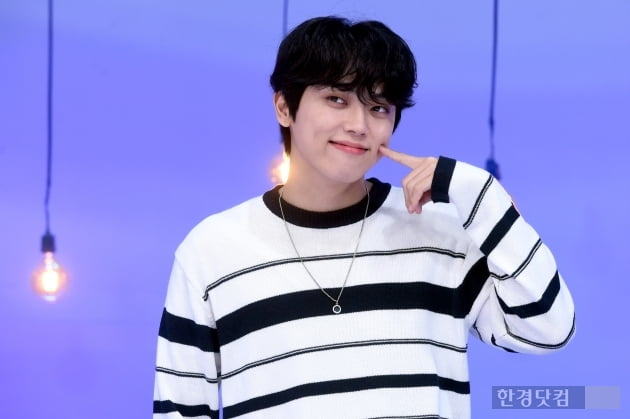 [포토] 온앤오프 엠케이, 귀엽게 볼을 콕~