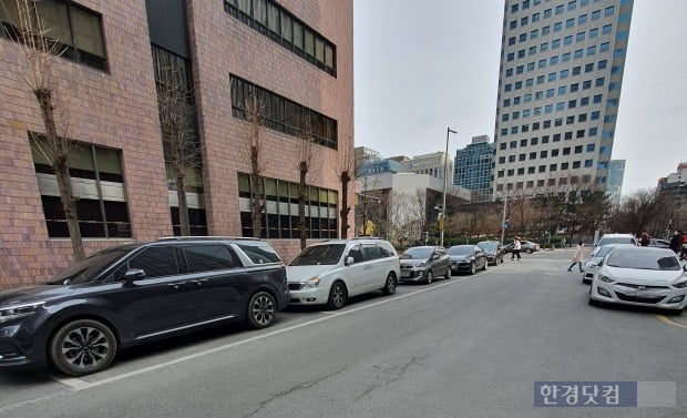 차량 2부제라더니… 더현대서울, 발 디딜 틈 없었다 [현장+]