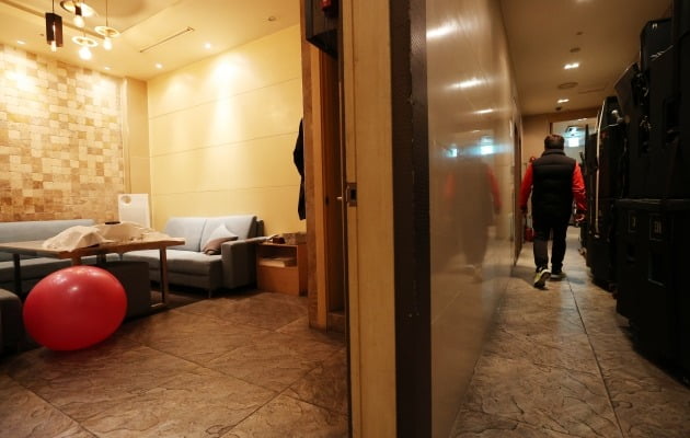강남 룸살롱, 부산 노래주점…유흥업소發 코로나 심상찮다
