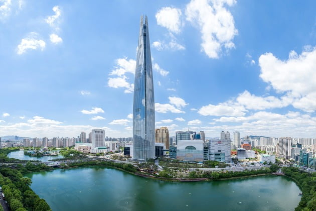 롯데물산, 롯데월드타워몰 단일 소유주 된다…쇼핑·호텔 지분 매입