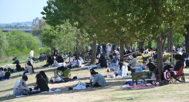 한강공원으로 나들이 나온 시민들