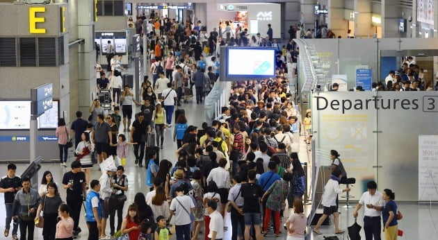 국내 백신 여권 도입 기대감에…여행·항공주 급등