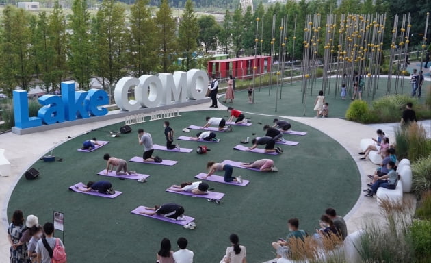 레이크꼬모 동탄, 동탄호수공원과 100여개 브랜드가 있는 복합상업공간으로