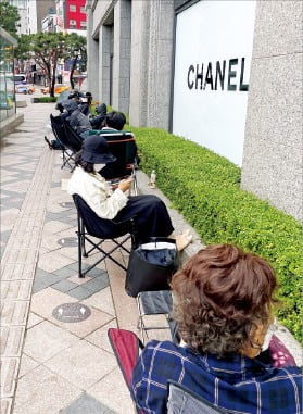 미듐백 사오면 30만원 알바, 칠순 셀프선물 老부인까지 새벽줄