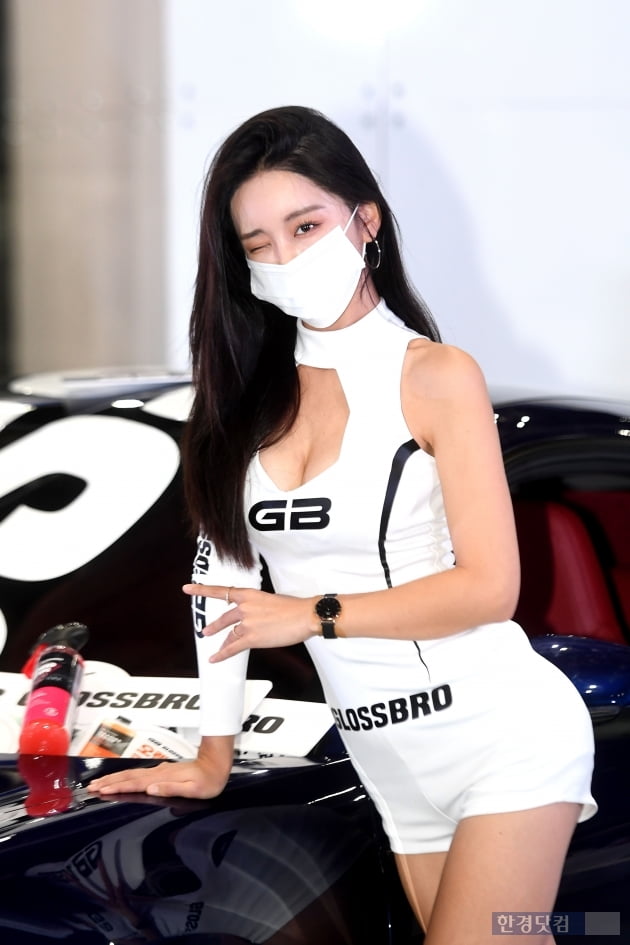 [포토] 오토살롱위크 찾은 레이싱 모델