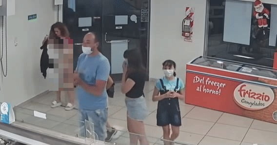 속옷만 입고 아이스크림 사러 온 女, 혼쭐난 이유