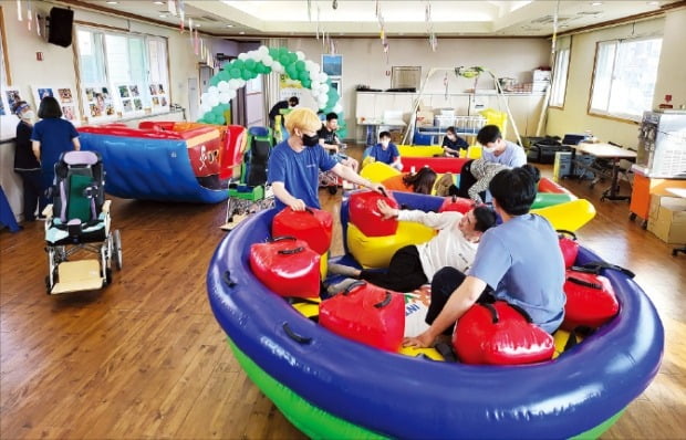 효성, 영락애니아의 집과 10년째 인연…휠체어 보조기구·놀이시설 후원