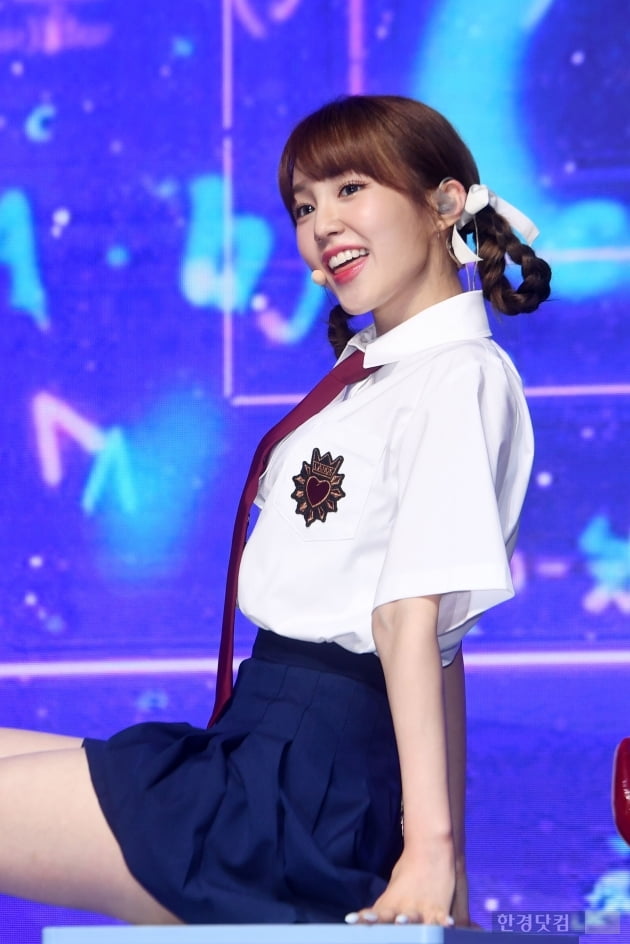 [포토] 우아! 나나, 헤어 메이크업 코디 3박자가 완벽