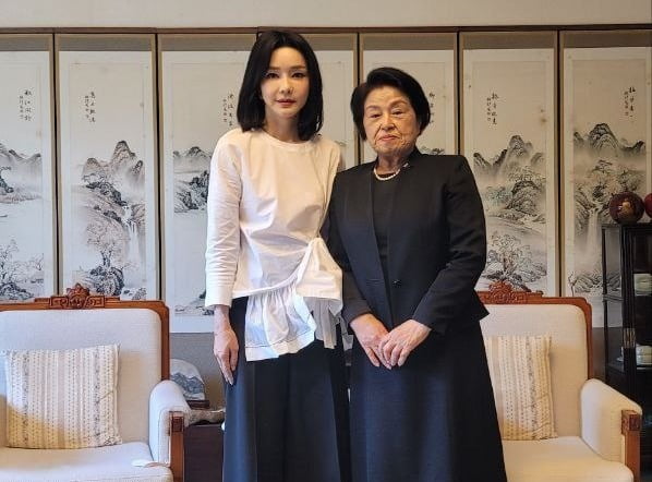 김건희, 이번엔 이순자 예방…與 중진 부인들 만나 언니들